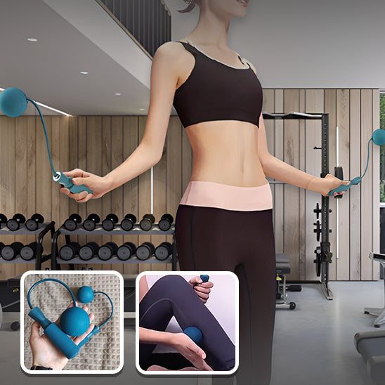 Femme utilisant corde a sauter dans la salle de sport