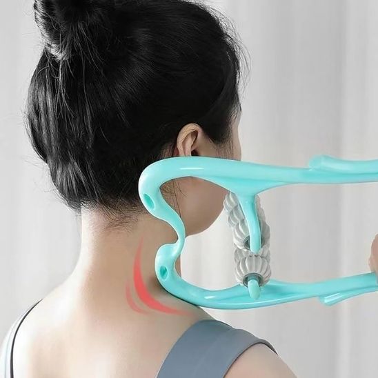 Femme utilisant un rouleau de massage sur son cou droit