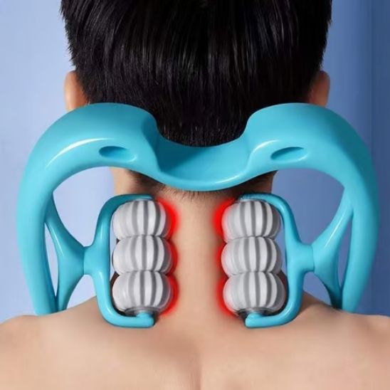 Individu avec rouleau de massage pour attenuer la tension cervicale