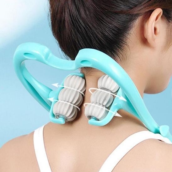 Rouleau de massage utilise par une femme sur sont cou
