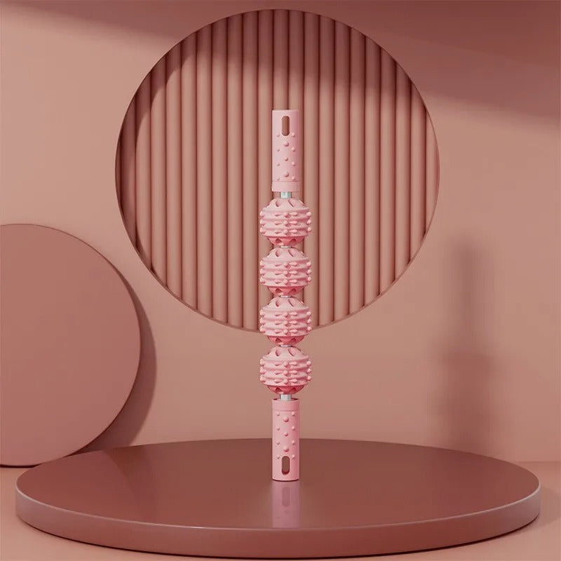 Rouleau de massage rose vertical sur socle circulaire, décor monochrome.