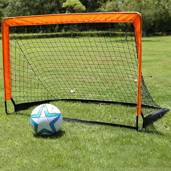 un ballon devant la cage de foot