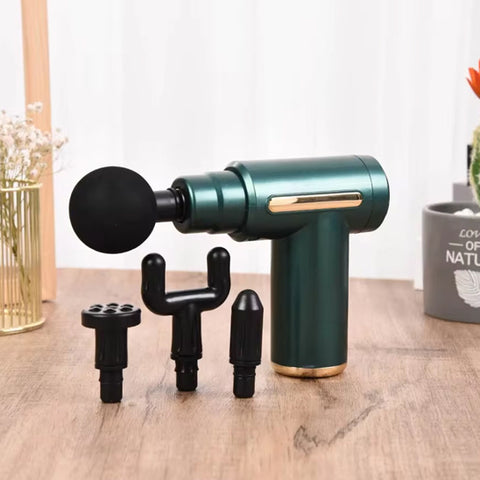 un pistolet de massage avec diffĂ©rentes tĂȘtes de massage.