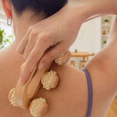 Un Rouleau de massage utilisé par une femme sur le dos.