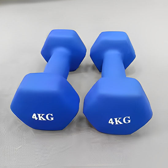 Deux halteres hexagonale de 4kg sur une surface claire