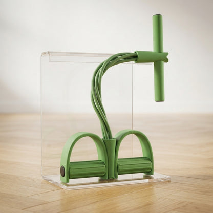 Élastique musculation vert avec pédales exposé sur support plexiglas transparent.