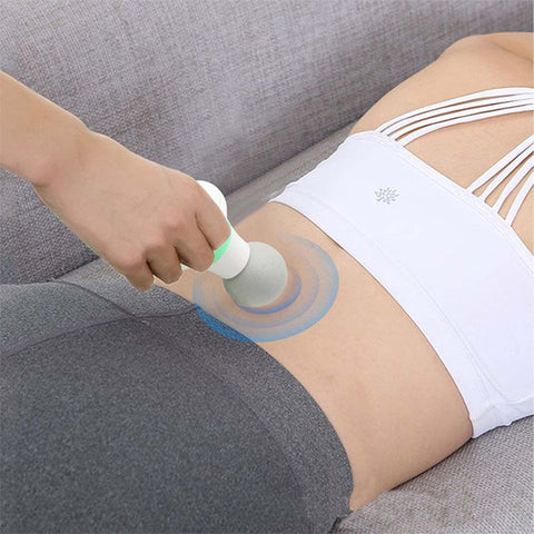 Femme couche utilise mini pistolet de massage sur le dos 