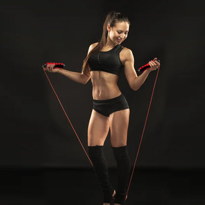 Femme sportive en tenue noire utilisant une corde à sauter