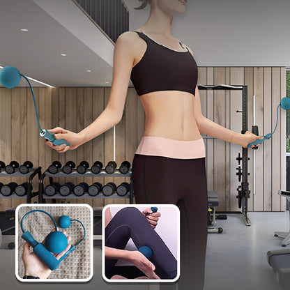 Femme utilisant corde a sauter dans la salle de sport