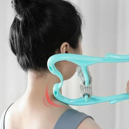 Femme utilisant un rouleau de massage sur son cou droit