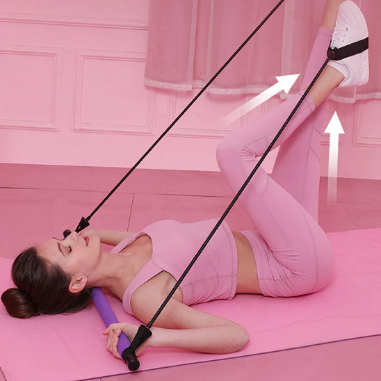 Femme allongée utilise un élastique musculation pour étirer ses jambes.