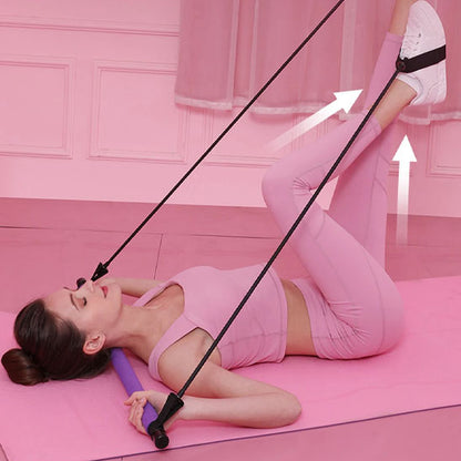 Femme allongée utilise un élastique musculation pour étirer ses jambes.