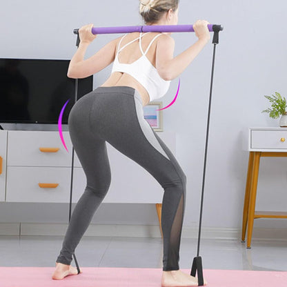 Femme de dos faisant squat avec élastique musculation a domicile.