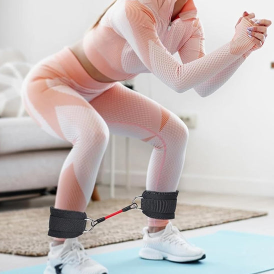Femme faisant un squat avec élastique musculation a son domicile.