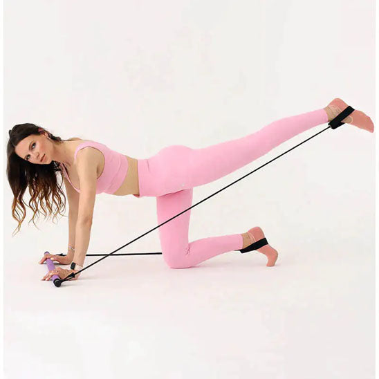 Femme faisant une extension de jambe avec un élastique musculation.