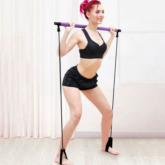 Femme souriante s'entraînant avec élastique musculation à la maison.