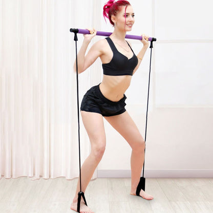 Femme souriante s'entraînant avec élastique musculation à la maison.