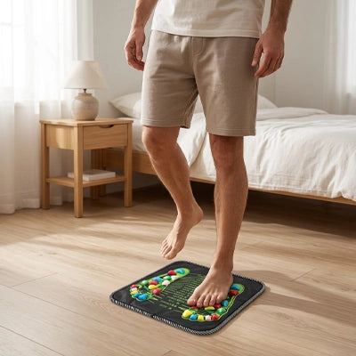 Homme debout pieds nus sur Tapis d acupression en chambre
