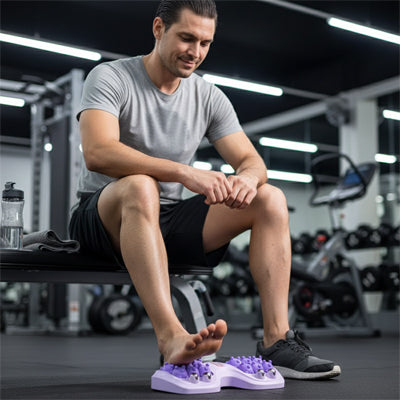 Homme assise utilisant un rouleau de massage pieds salle sport