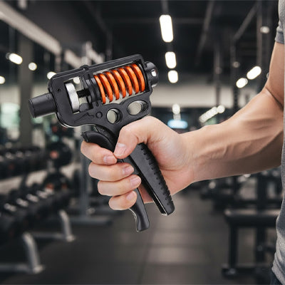 Main serrant hand grip dans une salle de sport moderne.