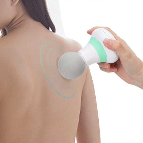 Personne recevant massage de dos avec mini pistolet de massage 