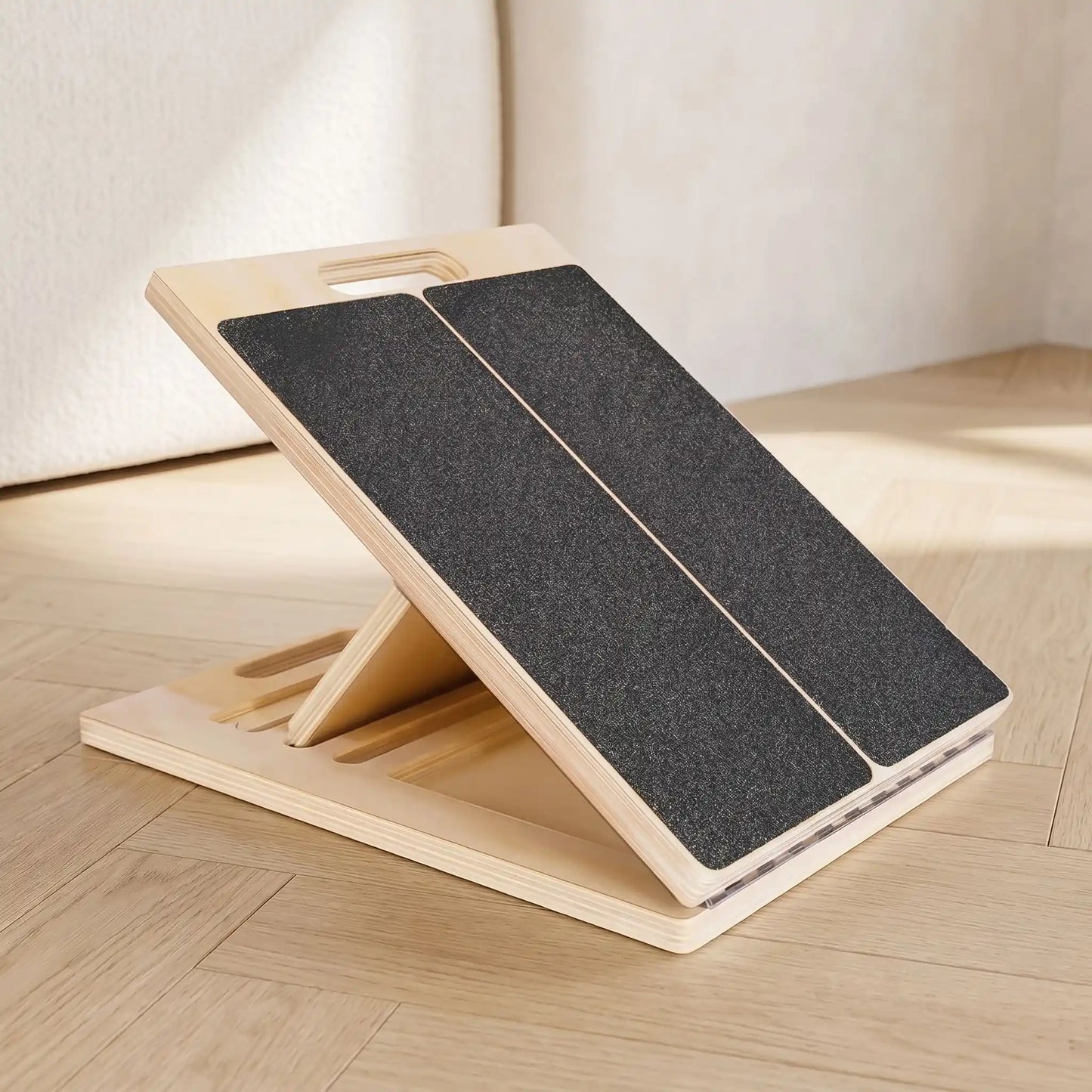 Planche d'équilibre en bois avec surface antidérapante posée au sol.