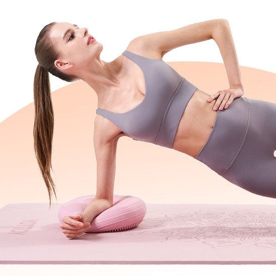 Une Femme en appui latéral sur tapis pilates, posture tonique.