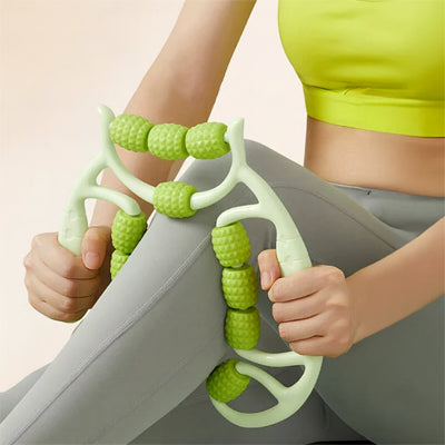 Une Femme massant son mollet avec un rouleau de massage