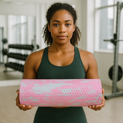 Une femme tient un rouleau de massage, debout en salle muscu.