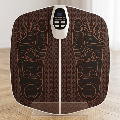 Appareil masseur pieds EMS sur présentoir transparent posé sur parque.