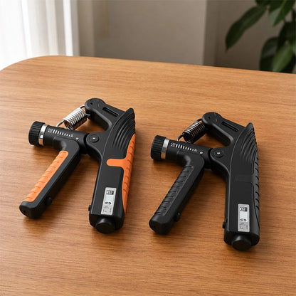 Deux Hand grip réglables posés sur une table en bois.