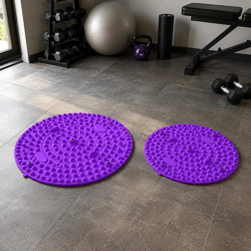 Deux tapis d'acupression au sol dans salle de sport.