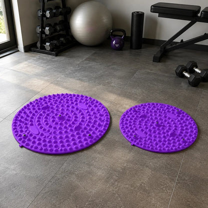 Deux tapis d'acupression au sol dans salle de sport.
