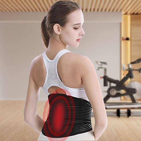 Femme de dos illustrant la chaleur d'une ceinture lombaire chauffante.