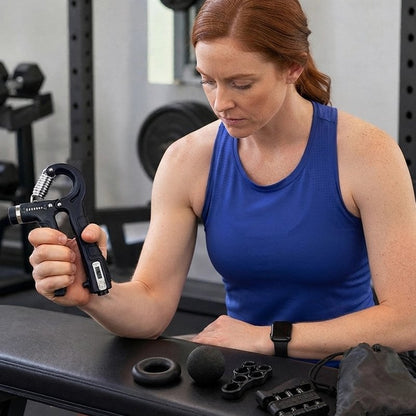 Femme en salle de sport concentrée tenant un Hand grip,
