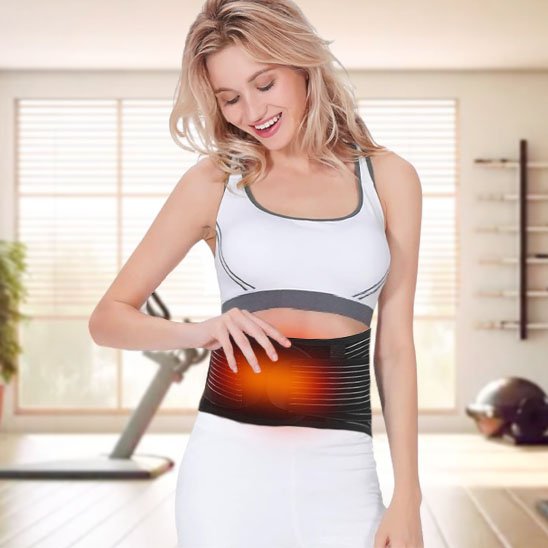 Femme montrant ceinture lombaire chauffante ajustable avec effet thermique.
