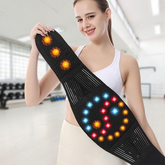 Femme tenant une ceinture lombaire chauffante avec points thermiques colorés.