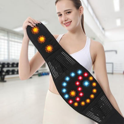 Femme tenant une ceinture lombaire chauffante avec points thermiques colorés.