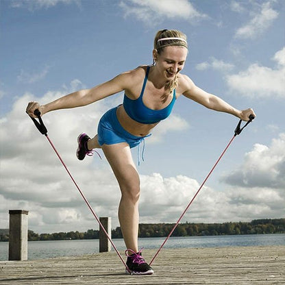 Femme utilisant un élastique musculation en extérieur sur un ponton.