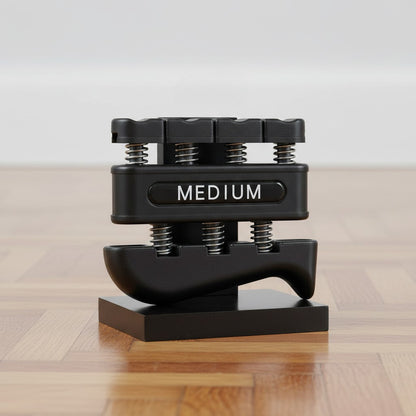 Hand grip noir affichant moyen sur support fond blanc neutre.