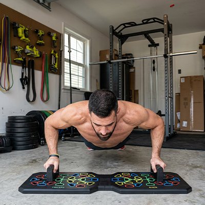 Homme effectuant des pompes sur une planche a pompe colorée.