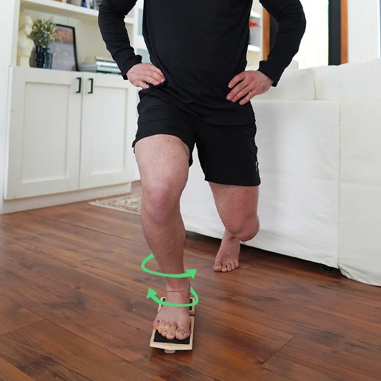 Homme en équilibre sur planche d'équilibre rotation cheville illustrée