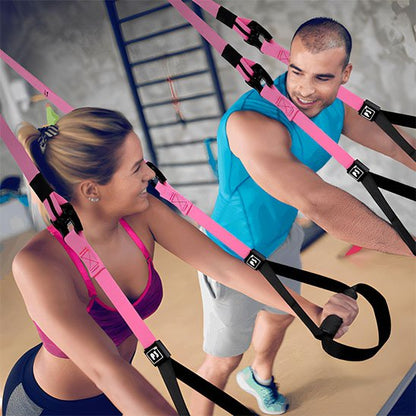 Homme et femme s’entraînent une sangle musculation au gymnase