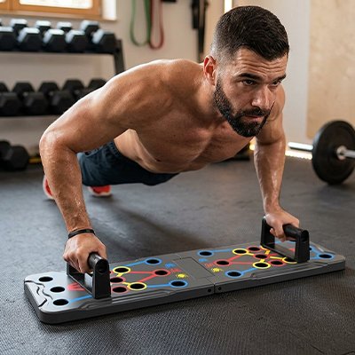 Homme s’entraîne sur Planche a pompe dans une salle.