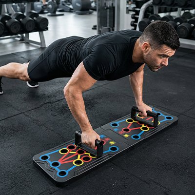 Homme utilisant un planche a pompe colorée dans une sallre.