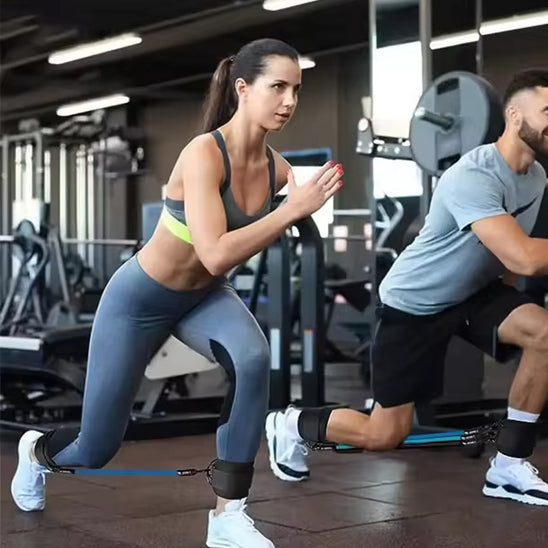 homme,femme faisant des fentes avec élastique musculation au gymnase.