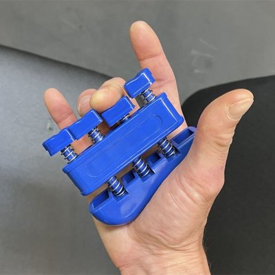 Main d'un homme en exercice avec un hand grip