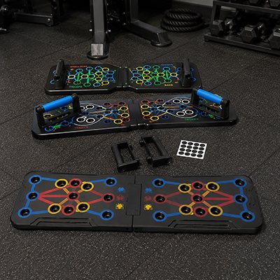 Planche à pompe colorée avec accessoires dans salle de sport.
