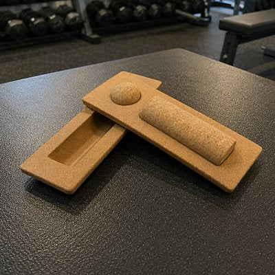Planche d'équilibre sur table dans une salle de sport.