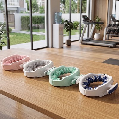 Quatre rouleau de massage disposés sur une table en bois.